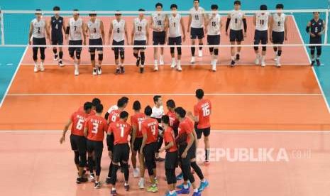 Tim bola voli putra Indonesia bersiap menghadapi tim Korea Selatan dalam Pertandingan bola voli babak perempat final Asian Games 2018 di Tennis Indoor Senayan, Jakarta, Selasa (28/8).