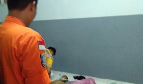 Tim BPBD dan Basarnas Sulsel melakukan evakuasi kapal yang tenggelam di Pulau Barrang Lompo, Sulsel, Rabu (13/6).