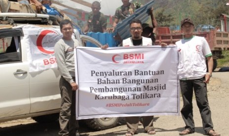 Tim BSMI menyalurkan bantuan untuk Tolikara