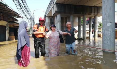 Tim BTB membantu evakuasi korban banjir di Jakarta Timur, Jumat (26/4). 