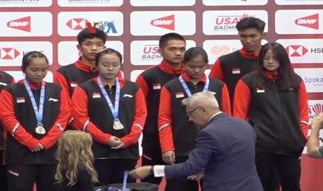 Tim bulu tangkis junior Indonesia meraih posisi kedua pada kejuaraan bulu tangkis yunior dunia memperebutkan Suhandinata Cup.