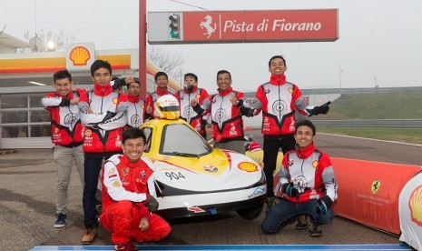 Tim Bumi Siliwangi Universitas Pendidikan Indonesia (UPI) Bandung berpose bersama mobil baterai elektrik Turangga Cheta Ev4 hasil karya mereka di Sirkuit Fiorano, Maranello, Italia pada Rabu (7/12). 