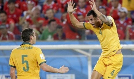 Tim Cahill (kanan) meluapkan kegembiraan setelah mencetak gol perdananya di Piala Dunia 2014. Dalam pertandingan itu Australia harus mengakui keunggulan Cile dengan skor 1-3. 