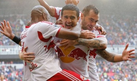 Tim Cahill (tengah) merayakan golnya bersama rekan-rekannya di New York Red Bulls.