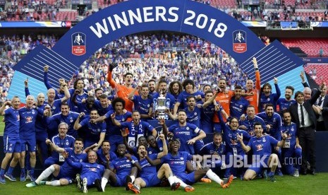 TIm Chelsea merayakan raihan Trofi Piala FA usai mengalahkan Manchester United pada laga Final FA Cup di Wembley Stadium, London