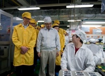 Tim Cook menengok pabrik Foxconn, Cina, tempat di mana iPhone dirakit.