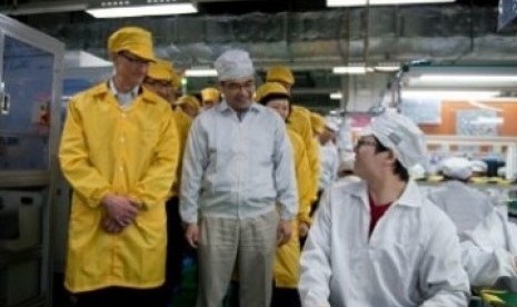 Tim Cook menengok pabrik Foxconn, Cina, tempat di mana iPhone dirakit.