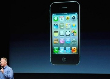 Tim Cook saat peluncuran iPhone 4S