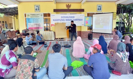 Tim Corporate Sosial Responsibility (CSR) Pertamina RU VI Balongan mengampanyekan program kampung bebas sampah bersama CV Envial Consultan sebagai pemateri. 