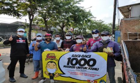 Tim dari Ayam Geprek Juara membagi-bagikan masker nonmedis kepada warga di sebagian wilayah DKI Jakarta dengan jumlah total 1.000 masker, Senin (20/4).