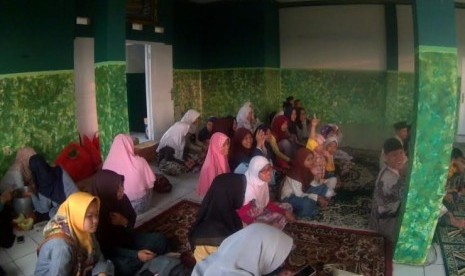 Tim dari Azka Empowering Center memberikan sebuah permainan sekaligus memberikan salah satu teknik SET, yaitu teknik bersyukur.