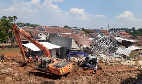 Tim dari Badan Penanggulangan Bencana Daerah (BPBD) Kota Tangsel dan dinas terkait melakukan pengangkatan material akibat longsoran turap yang terjadi di perbatasan Kompleks Griya Satwika Telkom dan Kompleks Nerada, Ciputat, Tangsel, Ahad (13/6).