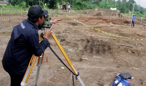 Tim dari Balai Arkeologi Yogyakarta melakukan penelitian di Situs Sekaran yang ditemukan saat pembangunan jalan tol Malang-Pandaan di Kilometer 35, Pakis Malang, Jawa Timur, Kamis (11/4/2019). 