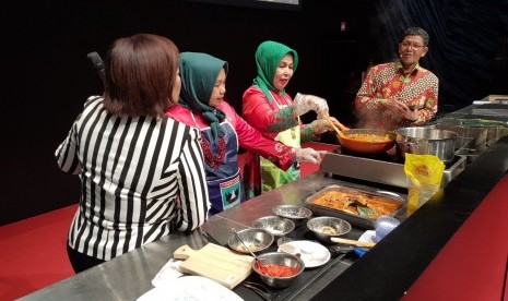 Tim dari Dewan Kerajinan Nasional Daerah Sumbar memasak rendang dalam ajang pameran makanan Anuga di Koelnmesse, Jerman, Sabtu (7/10). 