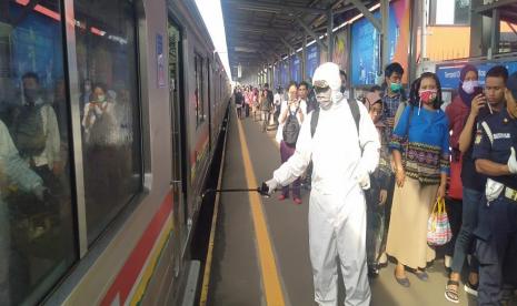 Tim dari Forkopimda Kota Tangerang Selatan (Tangsel) lakukan penyemprotan cairan disinfektan di stasiun Rawa Buntu, Serpong, Tangsel. Hal ini dilakukan  sebagai upaya mencegah penyebaran virus corona (Covid-19), Kamis (19/3).