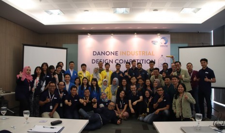 Tim dari ITB dan UGM meraih tim terbaik dalam kompetensi desain Danone-Aqua, Rabu (28/3).