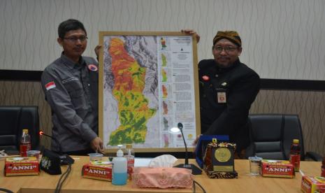 Tim dari Jurusan Teknik Geologi, Fakultas Teknik, Universitas Jenderal Soedirman (Unsoed) memaparkan hasil Studi Proyek Independen Tentang Pergerakan Tanah di Wilayah Kecamatan Karangmoncol, Kabupaten Purbalingga, Senin (18/7) di Ruang Rapat Bupati Purbalingga. 