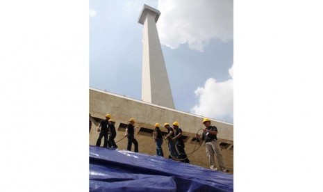 Tim dari Kaercher Indonesia mempersiapkan peralatan yang akan digunakan dalam kegiatan Kaercher Cleans Monas di Monas, Jakarta, Minggu (5/5). 