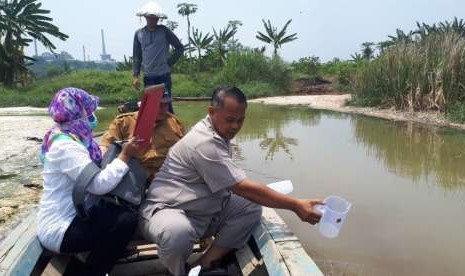 Tim dari WPLH dan DLH Kabupaten Purwakarta, mengambil sampel air Sungai Citarum yang melintasi Kabupaten Purwakarta. Tim menemukan aliran air berwarna kuning dan gelembung hitam berbau, Selasa (25/9). 