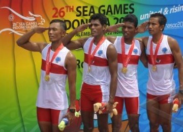 Tim dayung Indonesia dalam penyerahan medali emas nomor final Rowing Lightweight Men Four SEA Games XXVI di arena dayung Situ Cipule, Karawang, Jawa Barat, Rabu (16/11).