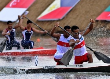 Tim dayung Indonesia, Eka Octarorianus dan Anwar Tarra, meraih medali emas nomor ganda 1000 m di Danau Cipule,Karawang, Jawa Barat, Jumat (11/11).