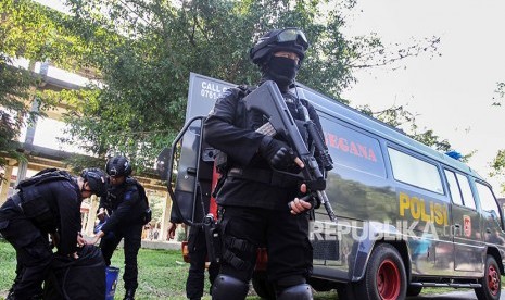 Tim Densus 88 bersama tim Gegana Brimob Polda Riau membawa barang yang mencurigakan dari area penggeledahan gedung Gelanggang Mahasiswa Kampus Universitas Riau (UNRI) di Pekanbaru, Riau, Sabtu (2/6). 