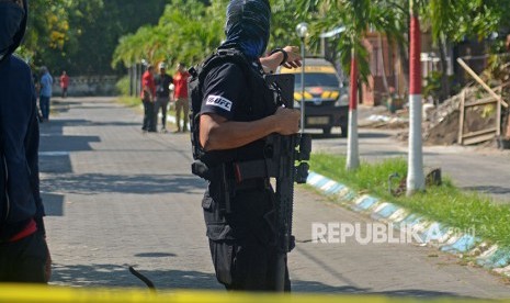 Tim Densus 88 bersiaga di rumah terduga teroris di kawasan Perum Puri Maharani, Sukodono, Sidoarjo, Jawa Timur, Senin (14/5).