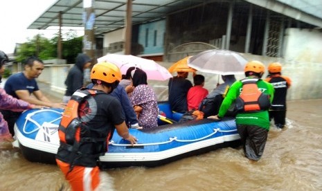 Tim Disaster Management Center Dompet Dhuafa melakukan evakuasi kepada korban banjir di Jabodetabek, Rabu (1/1)