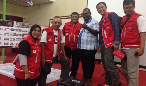 Tim Disaster Response Unit (Deru) Universitas Gadjah Mada (UGM) yang berangkat ke Kabupaten Asmat.  Mereka akan melakukan koordinasi untuk penanganan gizi buruk, terutama di Distrik Agats. Ahad (28/1).