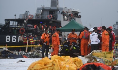 Tim Disaster Victim Identification (DVI) Polri memeriksa jenazah korban jatuhnya pesawat Lion Air bernomor registrasi PK-LQP dengan nomor penerbangan JT 610 yang baru tiba di Pelabuhan Tanjung Priok, Jakarta.