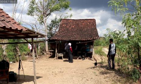 Tim distribusi Ekspedisi Kurban Yayasan Dana Sosial Al-Falah (YDSF) melakukan survei di beberapa daerah terpencil. 