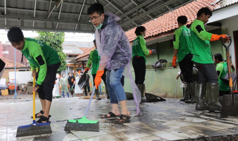 Tim DMC Dompet Dhuafa bersama Tokopedia gelar aksi bersih-bersih pascabanjir.