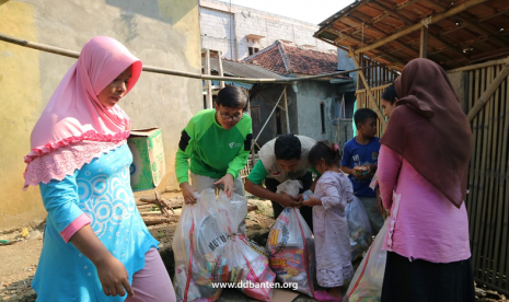 Tim DMC Dompet Dhuafa membantu korban banjir di Lebak Banten.