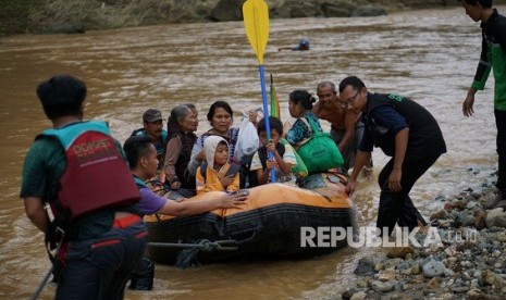 Tim DMC Dompet Dhuafa mengevakuasi puluhan jiwa warga Dusun Banyuanget, Pacitan.