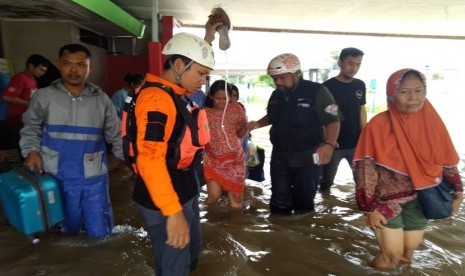 Tim DMC Dompet Dhuafa terpaksa mengevakuasi karena RS Kartika Pulomas terendam banjir