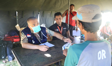 Tim Dokter dari Pertamina memeriksa warga di wilayah terdampak tumpahan minyak.