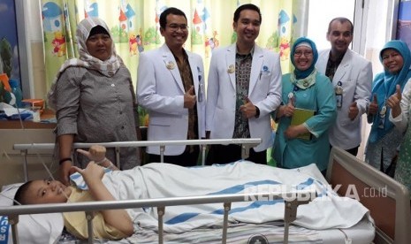 Tim dokter dari RSUP Persahabatan berhasil melakukan operasi kanker tulang dengan rekonstruksi total femur megaprosthesis pertama di Indonesia. Pasien Apriliani (15) saat ini sedang menjalani terapi pemulihan pascaoperasi.