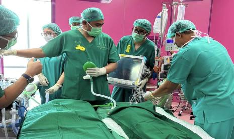 Tim dokter melakukan persiapan pelaksanaan operasi pemisahan bayi kembar siam di Rumah Sakit Umum Daerah (RSUD) Saiful Anwar, Kota Malang, Jawa Timur, Sabtu (12/8/2023). 