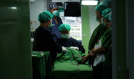 Tim dokter melakukan proses operasi bibir sumbing. Di i Asia terdapat satu bayi terlahir dengan bibir sumbing dari 700 kelahiran.