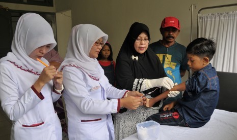 Tim dokter memasang jarum infus kepada penderita talasemia di Rumah sakit Zainal Abidin, Banda Aceh.