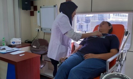 Tim dokter PT KAI Daop 2 Bandung, sedang memeriksa warga Purwakarta di atas gerbong kereta (rail clinic), Kamis (26/9).