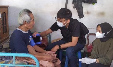 Tim dokter relawan KawanJuang GP memeriksa pasien di rumahnya di Kampung Bakom, Cikoneng, Kabupaten Ciamis, Jawa Barat.