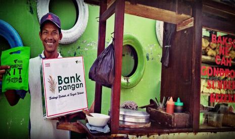  Tim Dompet Dhuafa Jateng melalui program Bank Pangan berkeliling kota Purwokerto dan Purbalingga membagikan paket sembako dan hand sanitizer bagi mereka yang harus keluar rumah untuk mencari nafkah. 