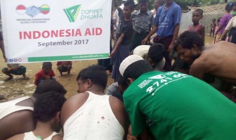 Tim Dompet Dhuafa membawa hewan kurban untuk disembelih di kamp pengungsi Rohingya, Myanmar.