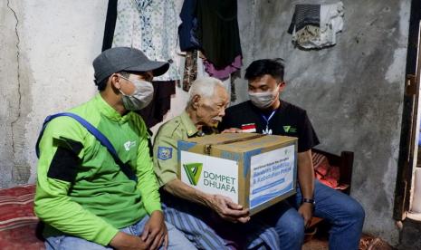  Tim Dompet Dhuafa membawa paket sembako bagi penjaga makam Sa