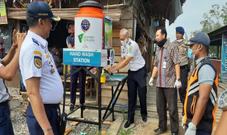  Rudy Handry selaku Sekdis Pelayaran Pelabuhan Tanjung Buton mencoba statiun cuci tangan sebagai langkah efektif bdalam mencegah virus Corona (Covid-19) ke diri kita, bekerjasama dengan DD Riau, hal ini sebagai langkah tepat antisipasi di fasilitas umum dengan mobilitas masyarakat yang tinggi, Jumat, (3/4)