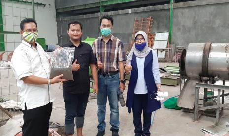 Tim dosen dari Grup Riset ITP Hewani Universitas Sebelas Maret (UNS) Solo berhasil mengaplikasikan teknologi pakan dengan mengubah larva atau maggot Black Soldier Fly (BSF) menjadi pakan pelet ikan terapung kaya protein. 