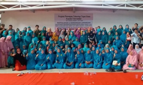 Tim dosen dari Program Studi Pendidikan Biologi, Universitas Muhammadiyah Malang (UMM) melakukan pengabdian masyarakat, yang difokuskan pada pendampingan Industri Rumah Tangga (IRT) pembuatan oleh-oleh khas Kepulauan Sapeken. Pembinaan juga dilakukan terhadap kelompok nelayan penangkap ikan. 