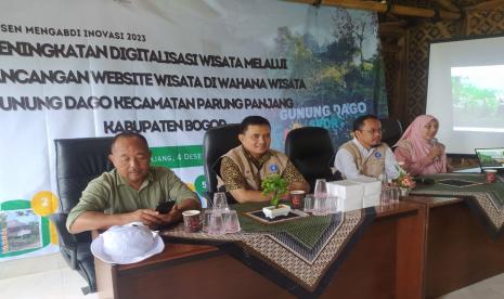 Tim Dosen Mengabdi Inovasi melakukan launching website wisata wisatagunungdago.com di Ruang Bale 3 Wana Wisata Gunung Dago.