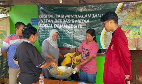 Tim dosen Universitas Muhammadiyah Malang (UMM) memberikan pengajaran kepada kelompok usaha jamu berskala kecil di wilayah Sidodadi, Lawang, Kabupaten Malang terkait pemanfaatan digitalisasi. Kegiatan ini merupakan bagian dari Program Kemitraan Masyarakat (PKM) yang diberikan oleh Kementerian Pendidikan, Kebudayaan, Riset dan Teknologi (Kemendikbudristek) RI.